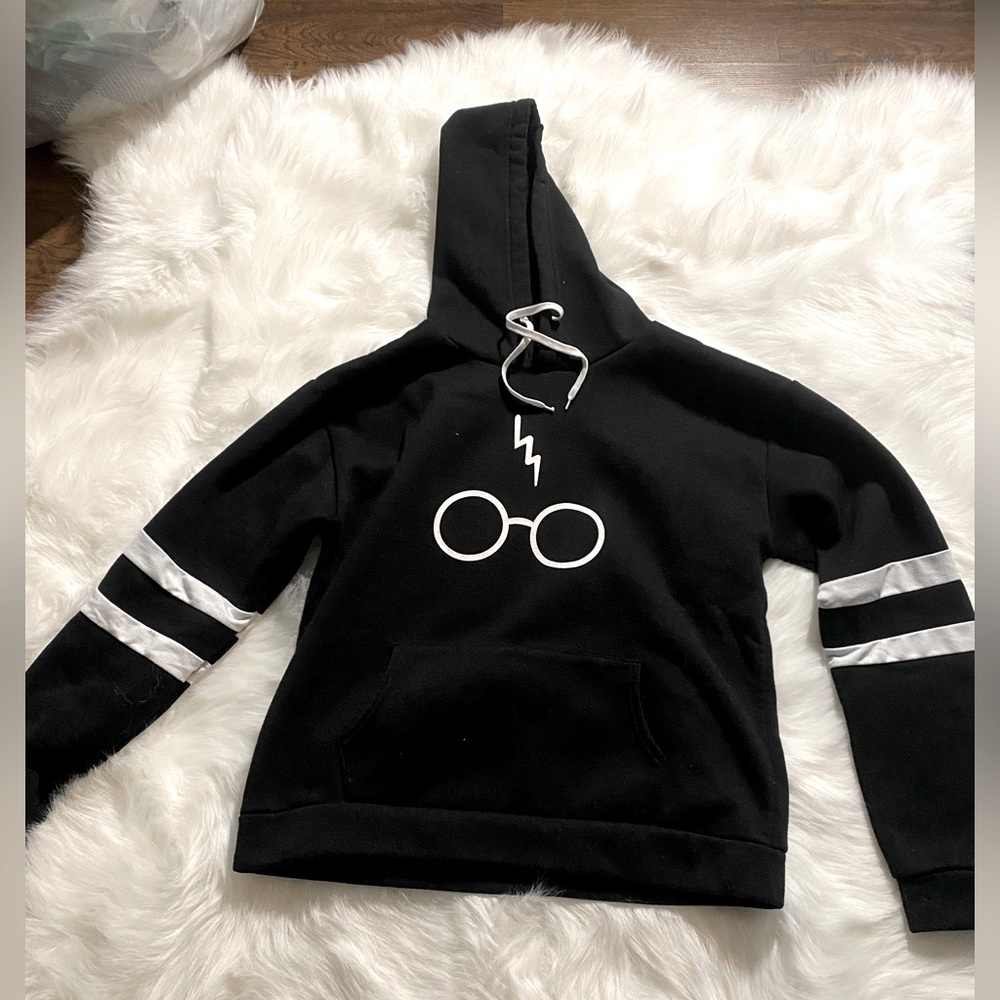Harry Potter Hoodie. Black hoodie with front pocket. Size L.